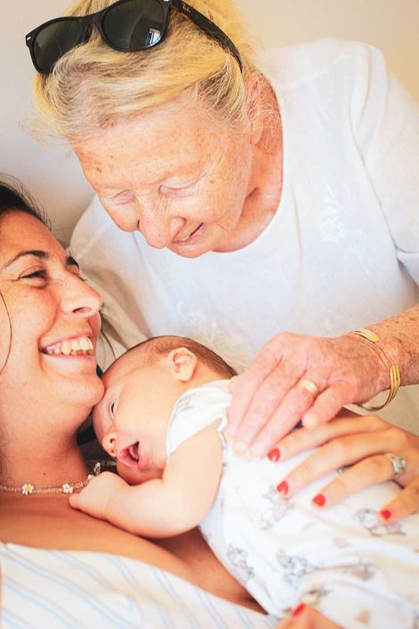 portrait de famille, maman grand mother, bromes les mimosas family photographer