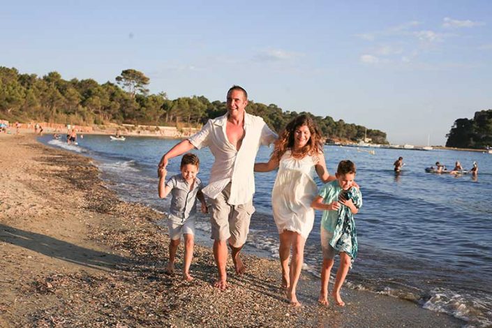 famille photos seance sud de la france Provence bromes les mimosas le Lavandou plage france