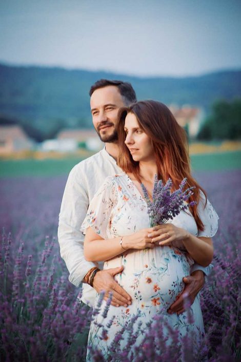 mama to be pregnancy photography south of france lavender fields